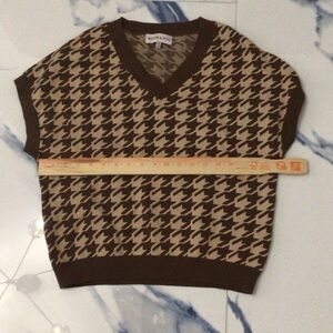 V-Neck Houndstooth Knit Top